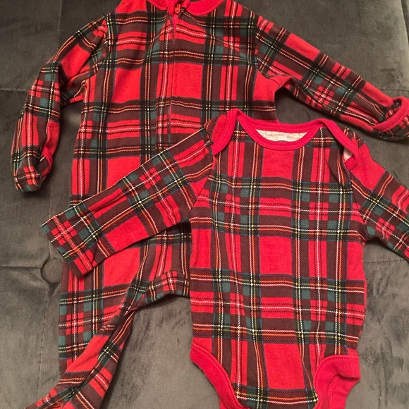 🎅 Zippered Sleeper & Onesie Set - Picture 6 of 7